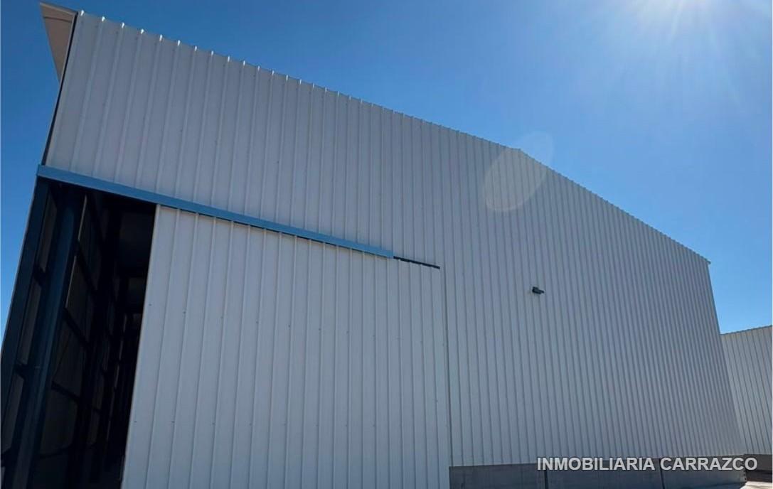 Galpón de 950 m² con oficinas y playa de estacionamiento